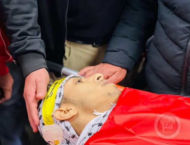 Nablus residents bury the body of martyr Muhammad Amer in Balata camp