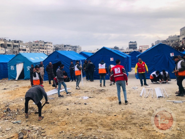 جمعية الهلال الأحمر تُنشئ مخيمات لإيواء النازحين العائدين إلى غزة وشمالها (صور)