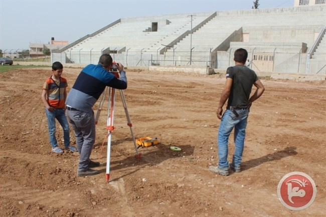 بدء العمل بمشروع تعشيب استاد يطا