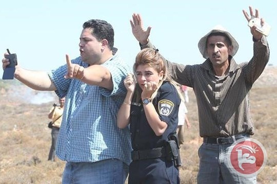 &lt;div&gt;صورة وتعليق: &lt;/div&gt;مستوطنون يهاجمون شرطية اسرائيلية وفلسطينيون يدافعون عنها