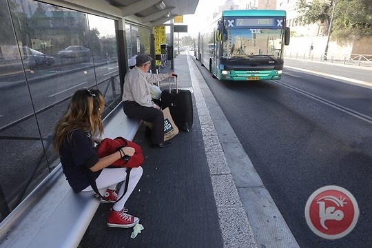 القاء حجارة باتجاه حافلة للمستوطنين شرق القدس