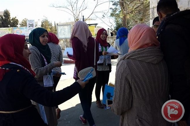 فلسطين للجميع توزع أقلام على طلبة جامعة بيرزيت