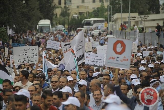 الالاف يطالبون بتعديل بنود قانون الضمان الاجتماعي