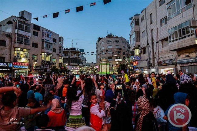 إنارة فانوس رمضان وسط رام الله