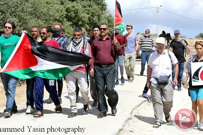 أهالي بلعين يحتفلون بانتصار الأسرى المضربين في مسيرتهم