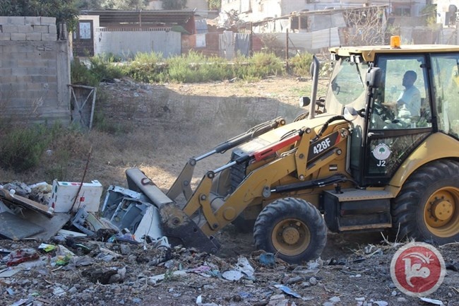 بلدية قلقيلية تنفذ حملة للحفاظ على البيئة