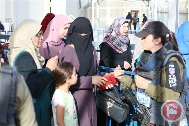 صور - آلاف الفلسطينيين يتوجهون الى المسجد الاقصى