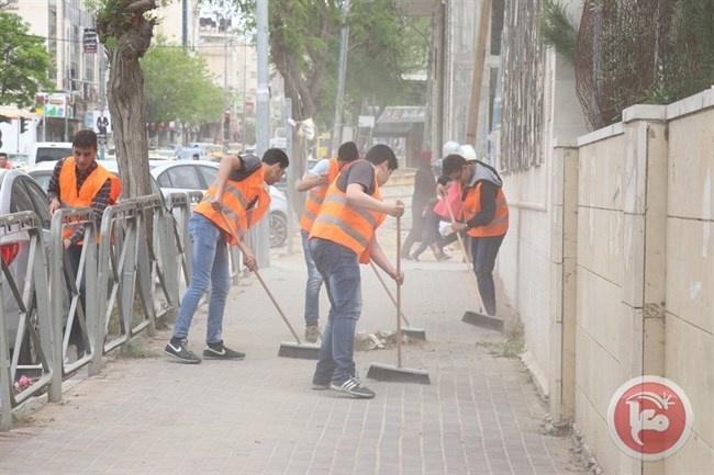 حملة للنظافة في محيط مدارس الخليل