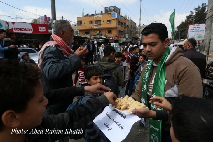 صور- ناشطون يوزّعون الحلوى في غزة