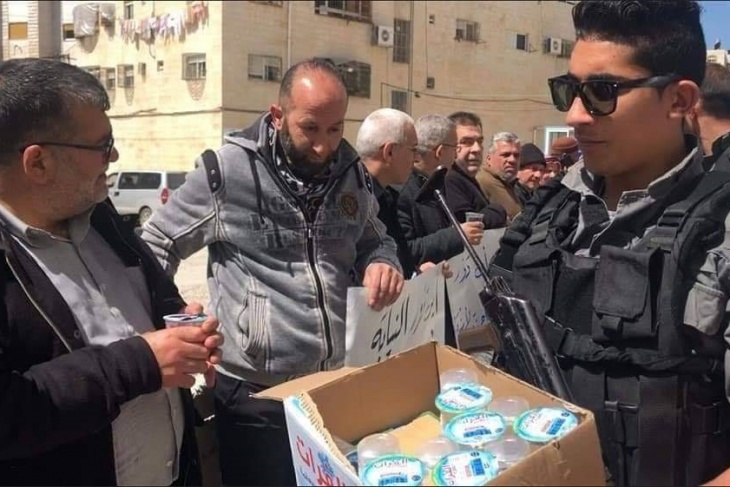 الأمن الوقائي يوزع مياه على حزب التحرير في اعتصام بالخليل