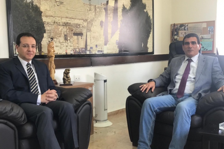 السفير المصري عصام عاشور في زيارة لمقر معا ببيت لحم