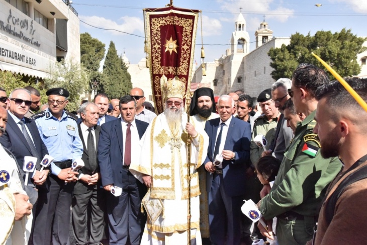 رئيس بلدية بيت لحم يشارك في استقبال النور المقدس