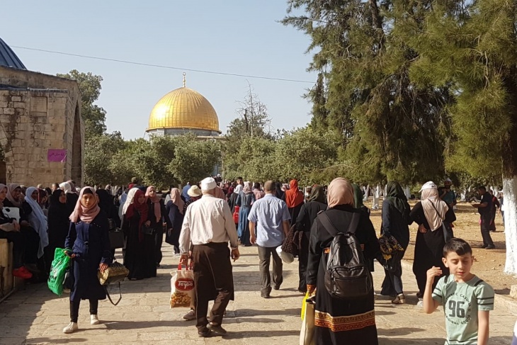 عشرات الاف المصلين يتوافدون الى الاقصى بالجمعة الاخيرة من رمضان