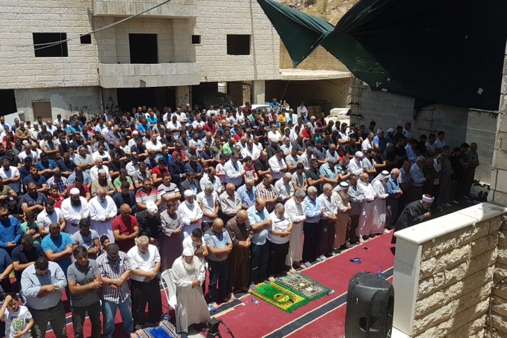 صور- مئات الفلسطينيين يؤدون صلاة الجمعة في وادي الحمص