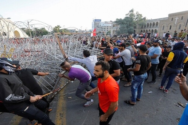 الأمن العراقي يفض المتظاهرين بالقوة