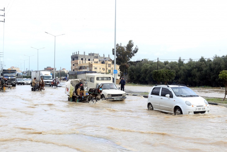 صور- الاحتلال يغرق شارعاً في خانيونس بمياه الأمطار